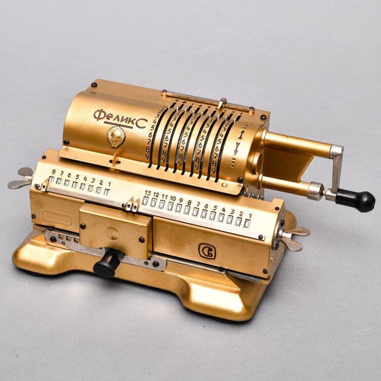 Старый механический калькулятор Феликс