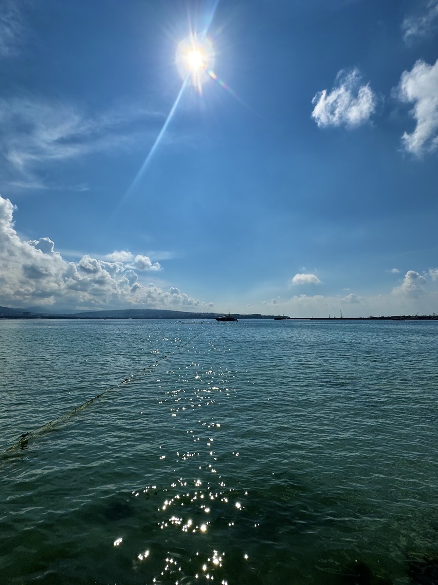 Пока шли по набережной, любовались красотами моря. Фото автора.