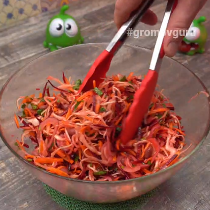 Салат, который удивит даже гурманов: овощи, фасоль и яркий маринад