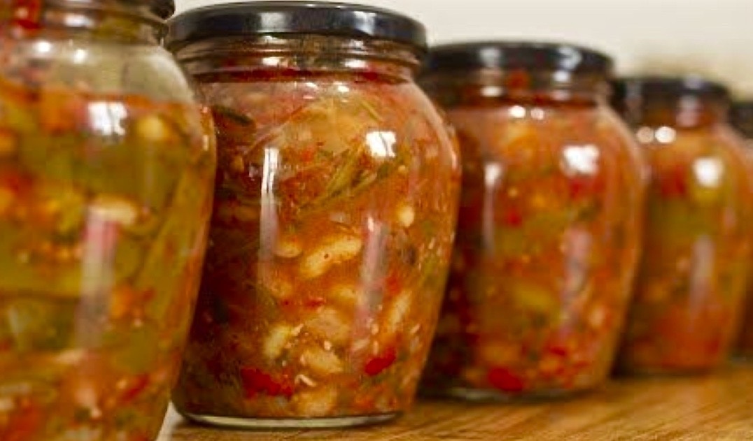 Салат из фасоли с овощами.