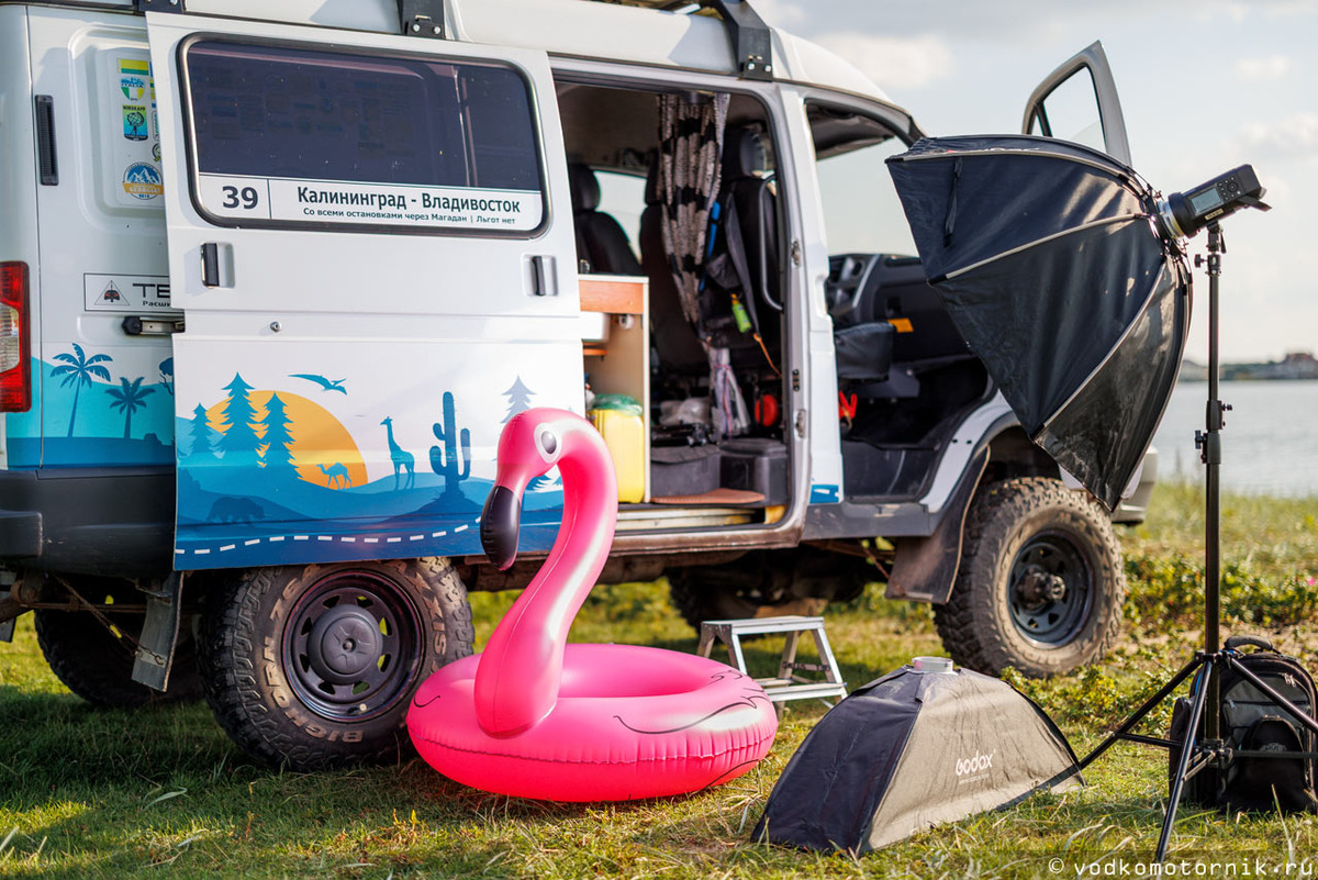Соболь 4х4 привез на фотосессию розовый фламинго