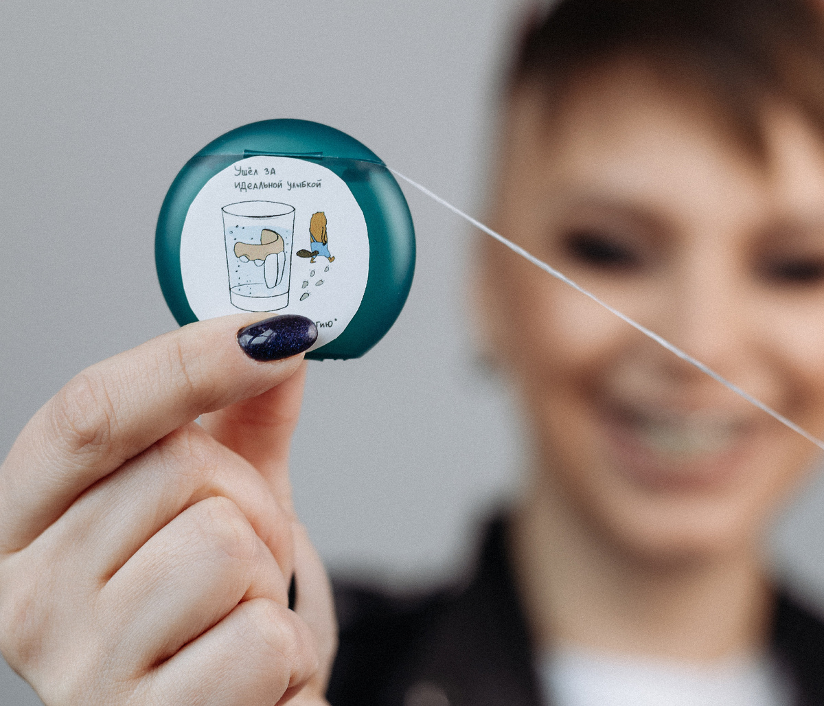 Зубная нить: такая маленькая, но очень важная деталь.
