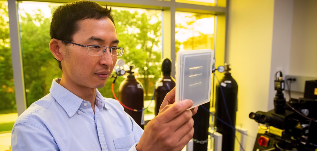 Профессор Цзюнь Яо из Университета Массачусетса - автор технологии получения электричества из влажности воздуха