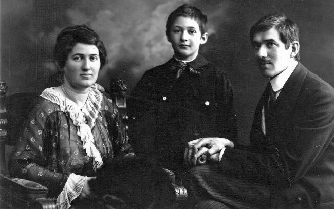 Слева-направо: Мария Чуковская, сын Николай и Корней Чуквский. Фото из открытых источников. 