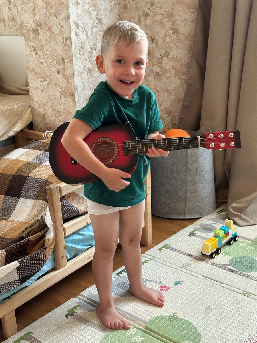 Мини гитара.