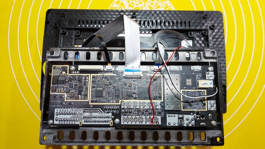 Внешний вид материнской платы магнитолы.