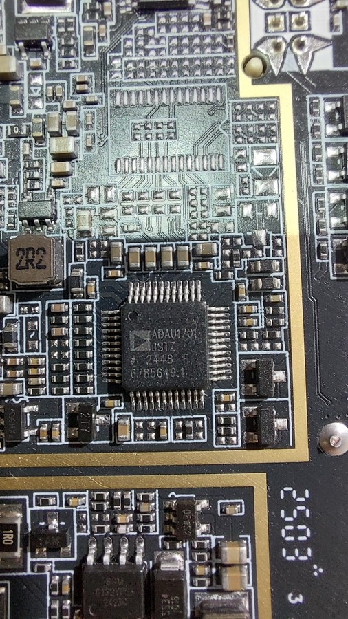 Процессор обработки звука ADAU1701.