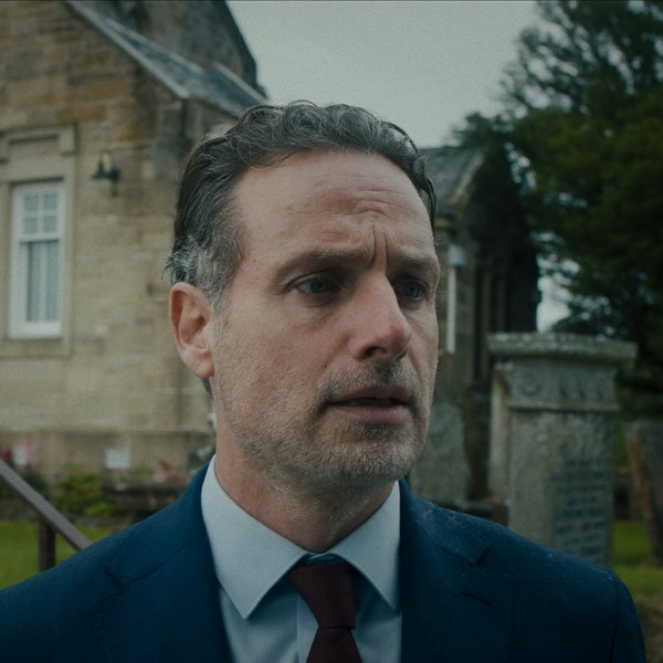     Эндрю Линкольн и Индира Варма знакомятся с соседями в трейлере сериала «Холодные воды»