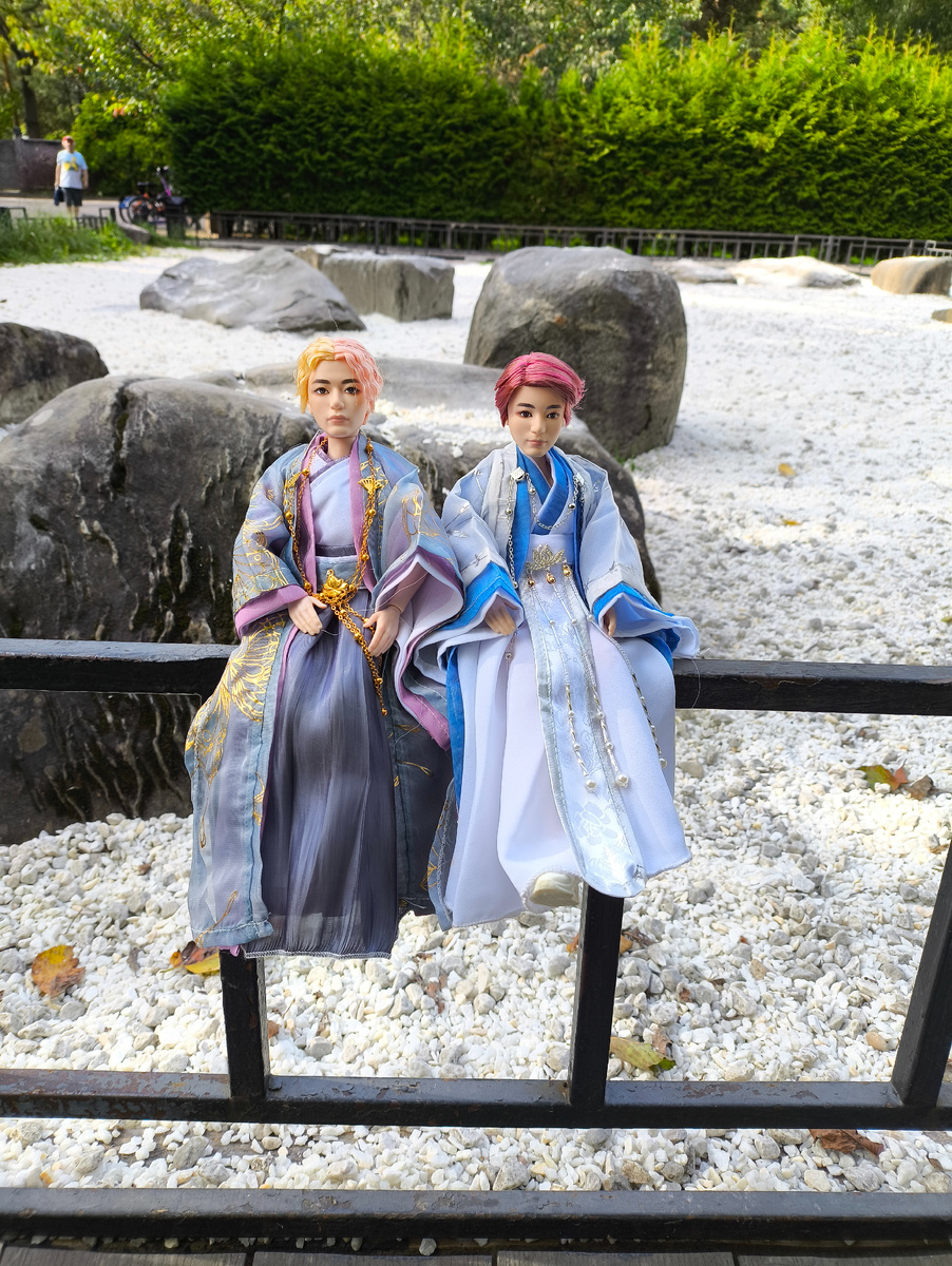 Такая инсталляция перед входом. 