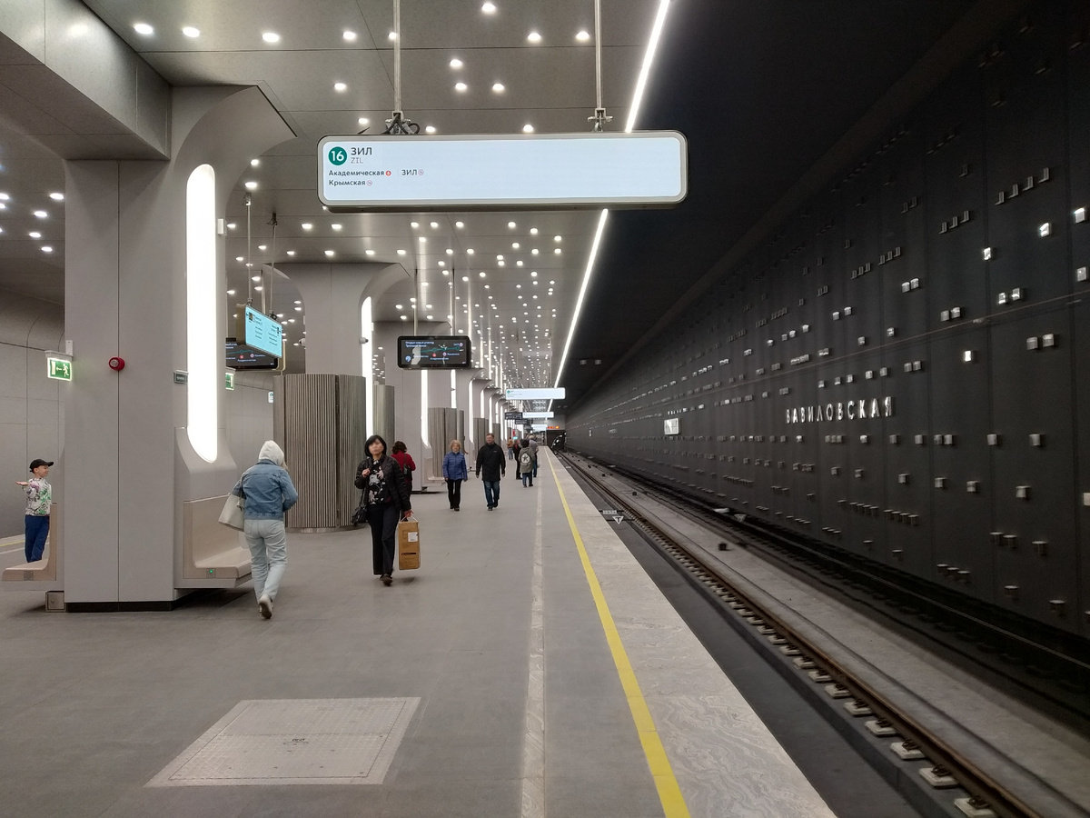 Общий вид центрального зала "Вавиловской" в сентябре 2025 года, фото автора
