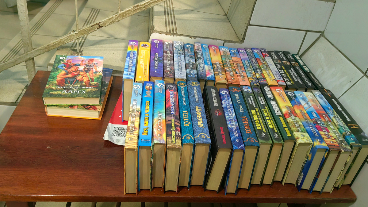 У нас в подъезде периодически обновляется Библиотечка. Фото автора