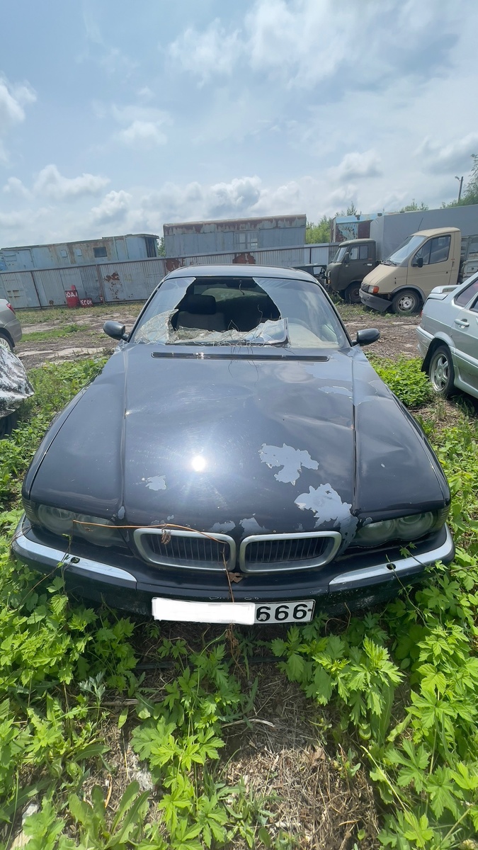Этот BMW приехал к нам без ключей. Без документов. С разбитым лобовым. Владелец сказал: “Берите, всё равно не ездил 6 лет”. Мы подумали — будет легко. Ошиблись. А потом увидели номера…666. Ни больше, ни меньше. Просто… 666.