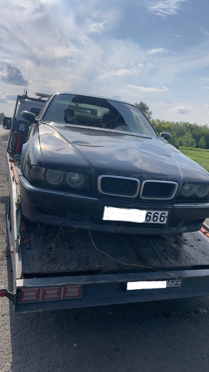 Первое, что мы сделали — подключили аккумулятор. Надеялись, что замкнёт центральный замок. Не замкнул. Значит — залезать внутрь. Через разбитое стекло. Как в доме, где сломана дверь. И кто-то ждал нас…