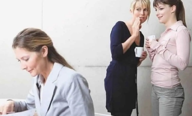 Мозг сплетниц интуитивно старается избежать попадания слухов к заинтересованному лицу.