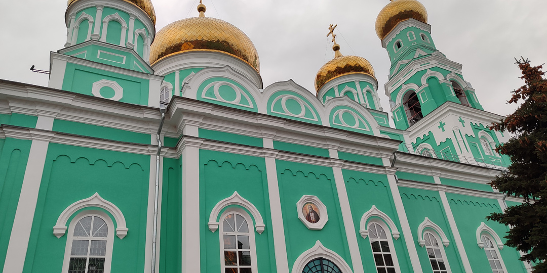 Собор Казанской иконы Божией Матери в Сызрани - бирюзовое православное архитектурное благолепие