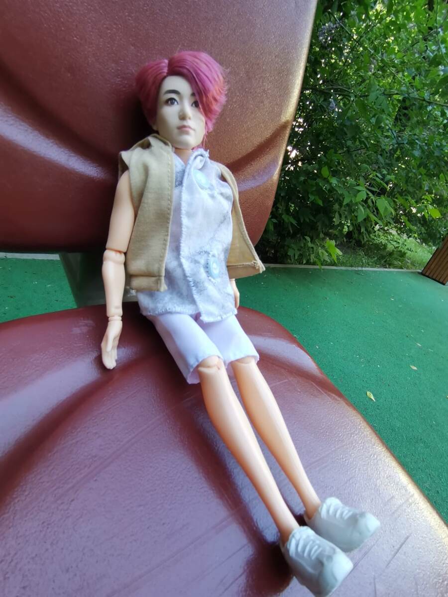 Юджин и площадка с тренажёрами.