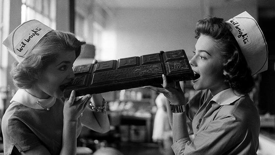 Вот так начиналась история микроволновки: плитка шоколада, растаявшая возле радара.