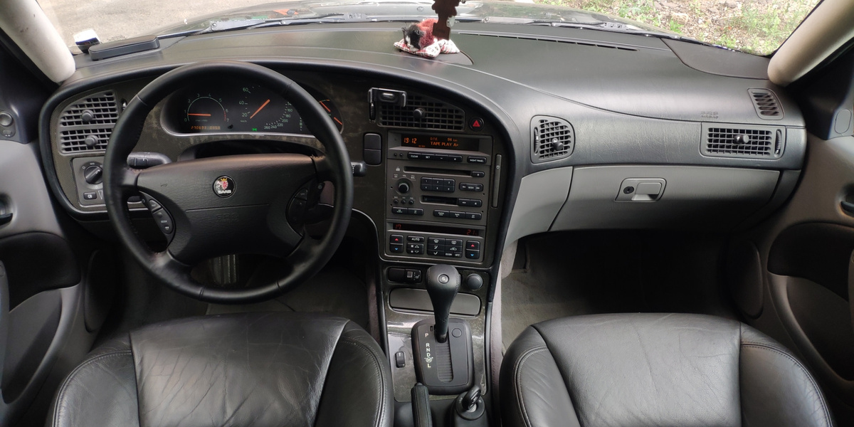 Салон Saab 9-5 2000-го года выпуска