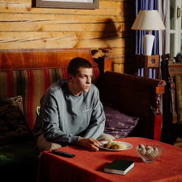     Юлия Высоцкая отправляет Дениса Косикова в деревню в трейлере «Огненного мальчика»