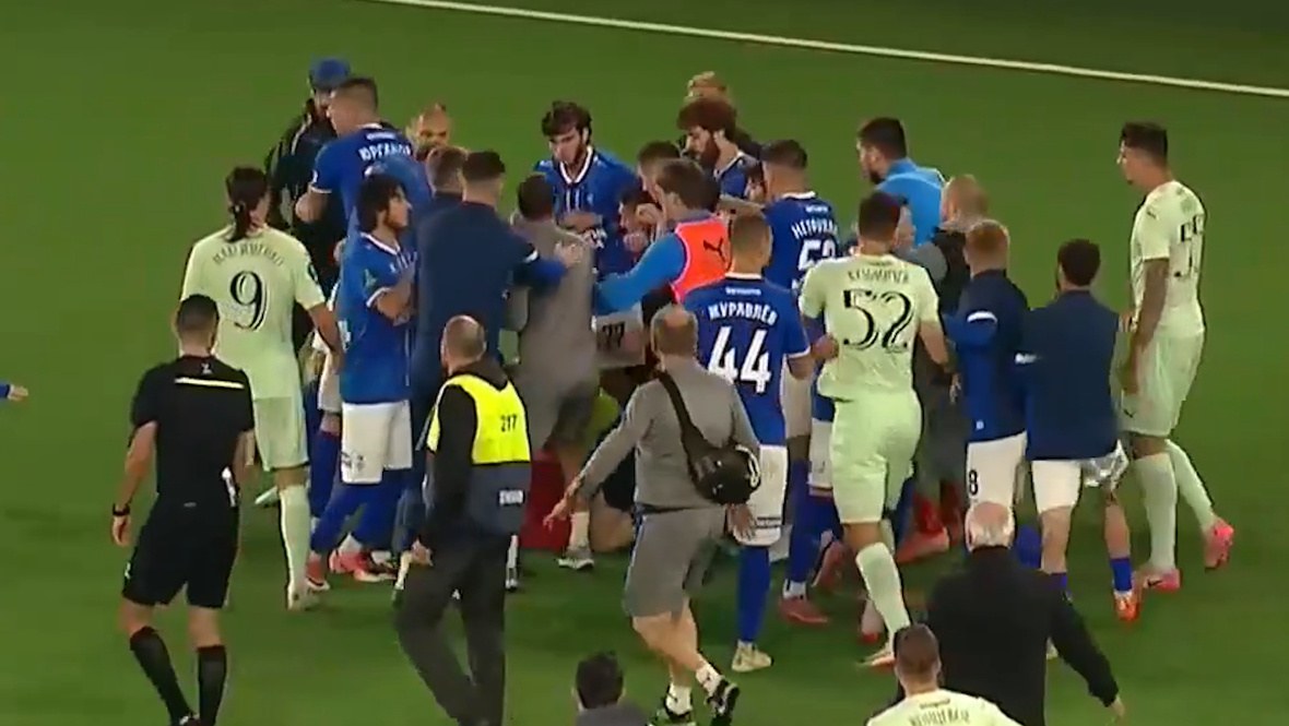    Футболисты «Родины» и «Факела» устроили массовую драку в матче первой лиги 15 сентября.Скриншот трансляции