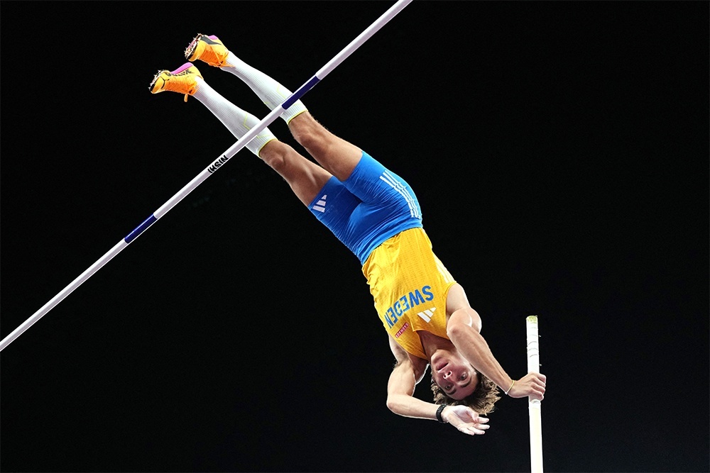    На стадионе в японском Токио швед Арманд Дюплантис довел число установленных им мировых рекордов до 14. / REUTERS