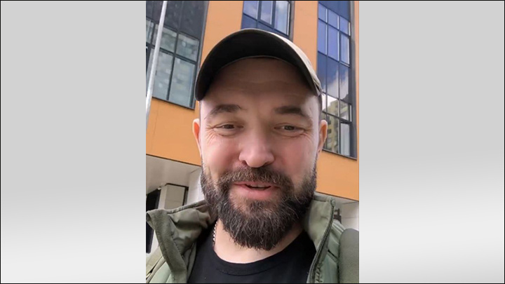    Ставшее вирусным видео Роман записал прямо на фоне школы, откуда его уволили // Скриншот: видео Романа Гизатулина