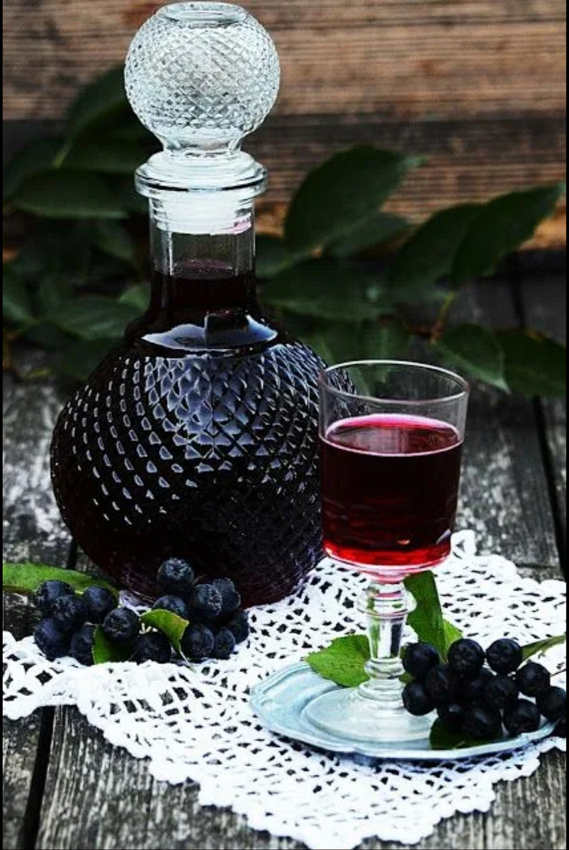 Черноплодная рябина (черноплодка) известна своими полезными свойствами и насыщенным ароматом, что делает её отличным выбором для приготовления домашних настоек. Рецепт довольно прост и позволяет создать вкусный напиток с характерным терпким вкусом.

Ингредиенты:

- Черноплодная рябина свежая — 500 г
- Водка или спирт (40-50%) — 1 литр
- Сахар — по желанию (около 100-200 г)
- Вода кипячёная охлаждённая — около 100 мл (если используете сахарный сироп)

Процесс приготовления:

Подготовка ягод:

1. Отбор плодов: Используйте спелые ягоды чёрного цвета, предварительно промытые и высушенные.
2. Перетрите ягоды руками или слегка подавите их деревянной ложкой, чтобы ускорить процесс настаивания.

Настаивание:

1. Заполните стерилизованную стеклянную ёмкость на треть ягодами.
2. Залейте доверху качественной водкой или разведённым спиртом.
3. Плотно закройте крышку и поставьте банку в тёмное прохладное место на 2-3 месяца, периодически встряхивая.

Фильтрация и подслащивание:

1. Когда настойка приобретёт глубокий красный оттенок, процедите её через марлю или фильтр-кружку.
2. Если желаете смягчить вкус, добавьте сахар по своему усмотрению. Растворите сахар в небольшом количестве тёплой воды перед добавлением в настойку.
3. Перемешайте до полного растворения сахара и дайте напитку отдохнуть ещё неделю-две для лучшего раскрытия вкуса.

Хранение:

Разлейте настойку по чистым бутылкам и храните в тёмном месте при комнатной температуре. Срок хранения готовой настойки — до двух лет.

Такой напиток станет прекрасным дополнением к зимним праздникам и дружеским посиделкам. Приятного аппетита!