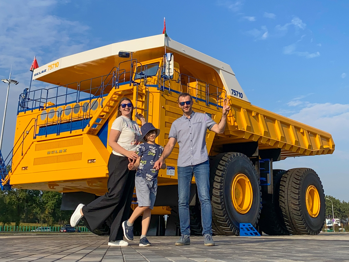 Автор марина с семьёй у самого большого БелАза