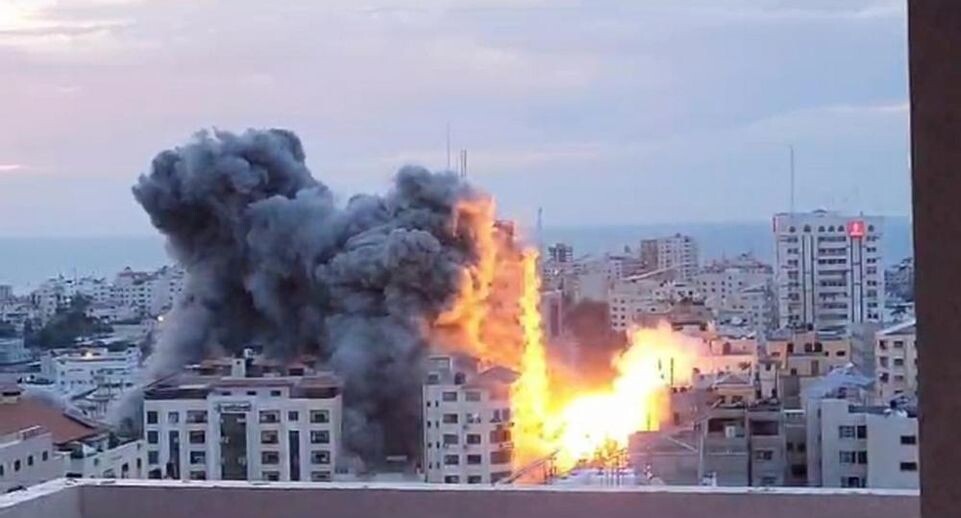    Обстрел зданий в палестинском городе Газа. Стоп-кадр с видео. / РИА «Новости»