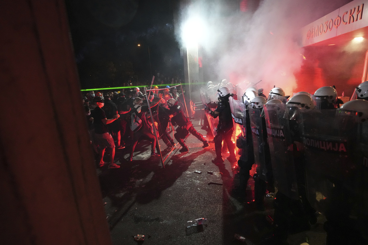     Протесты в Сербии, 5 сентября / AP / Darko Vojinovic