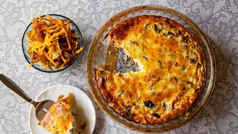     Пирог с лисичками и капустой. unsplash.com