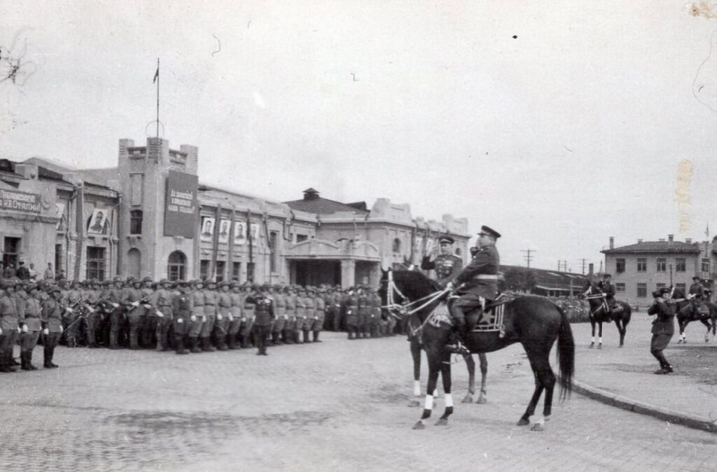 Парад Победы принимает генерал-полковник А.П. Белобородов. г. Харбин. Маньчжурия. 16 сентября 1945 г.