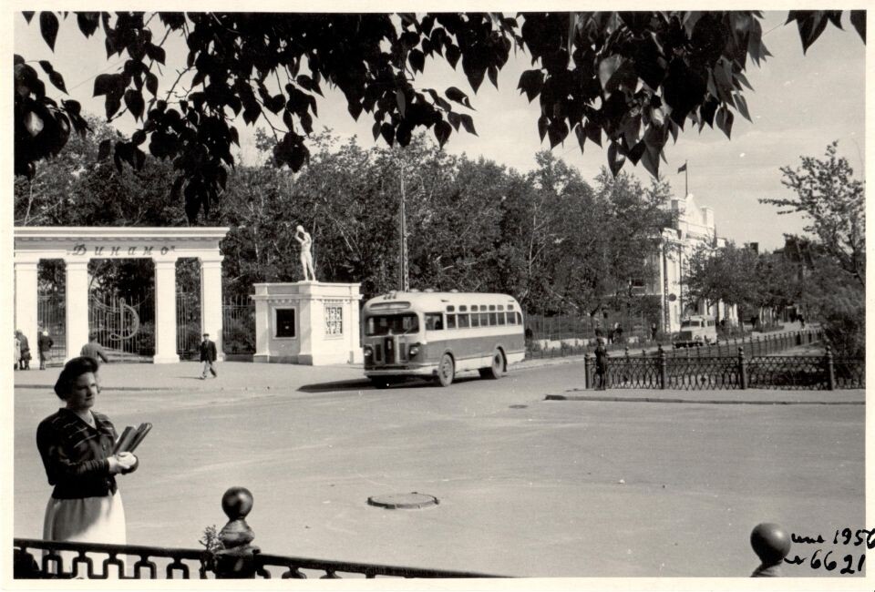    Пассажирский автобус на Ленинском проспекте г. Барнаул. 1955. Источник: goskatalog.ru, архив АГКМ, Калинин Н.Н.