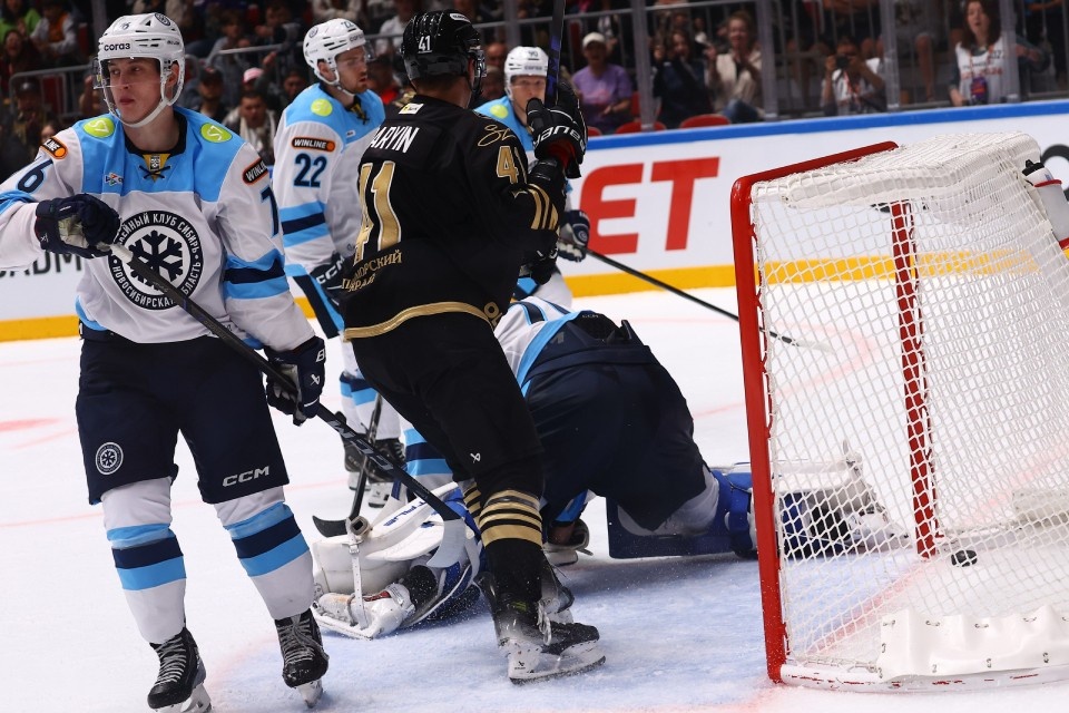    Гол Ивана Муранова помог «Адмиралу» взять реванш у «Сибири» за поражение в Новосибирске. Фото: Дмитрий Сорока, ХК «Адмирал»