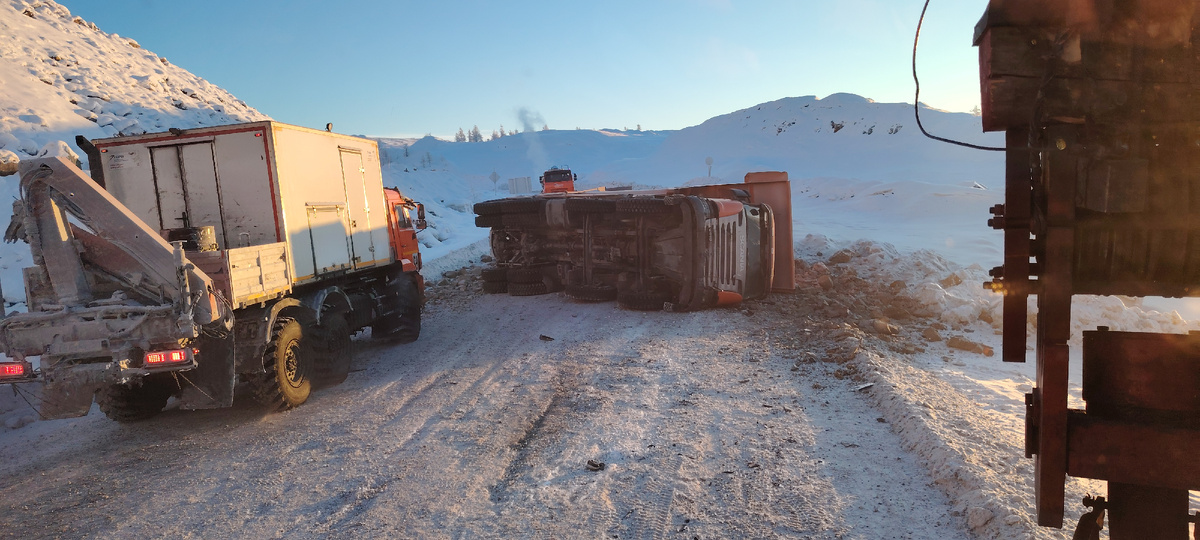 Сложный участок дороги в карьере, крутой подъем