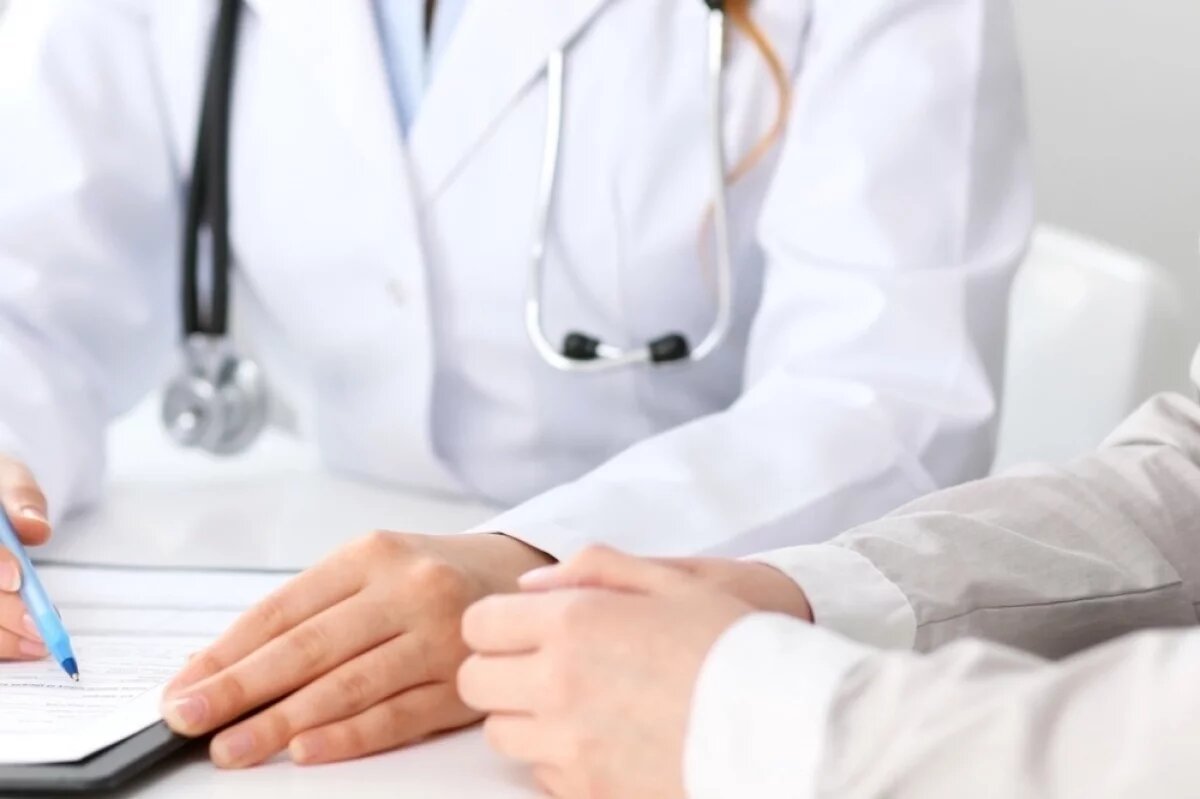    По действующим правилам каждый гражданин РФ имеет право на замену поликлиники один раз в год.