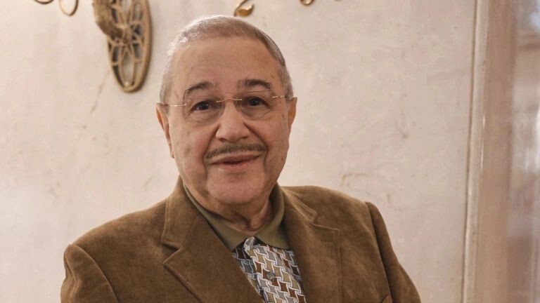    Евгений Петросян в фильме «Манюня: Приключения в Москве». Фото: Кинокомпания братьев Андреасян/Okko/Телеканал «Солнце»/«НМГ Кинопрокат»/kinopoisk.ru