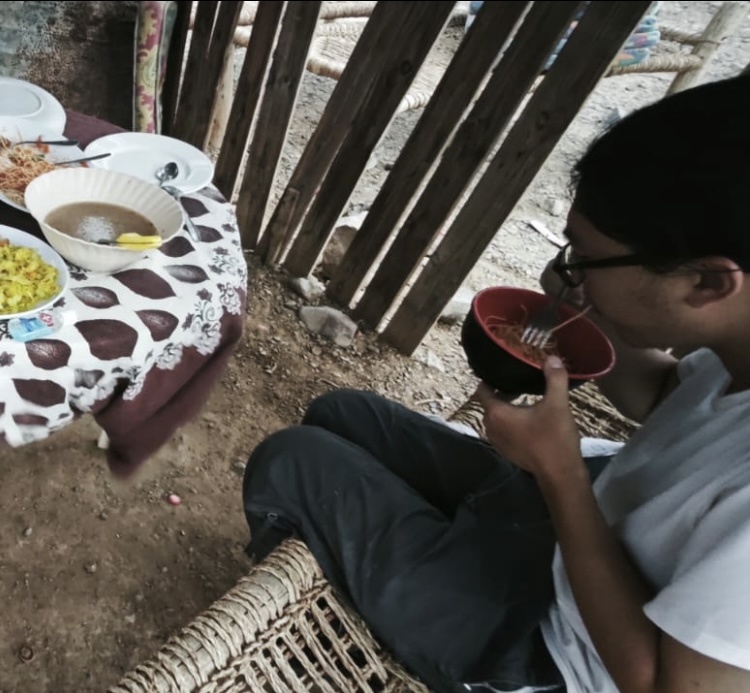 Кажется, ему понравилась местная кухня)