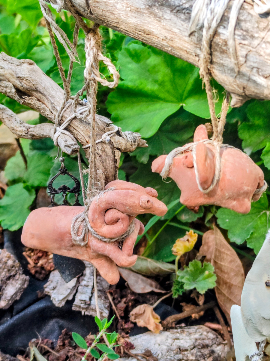 Элемент заборчика, мои первые и последние изваяния из глины, свистульки.