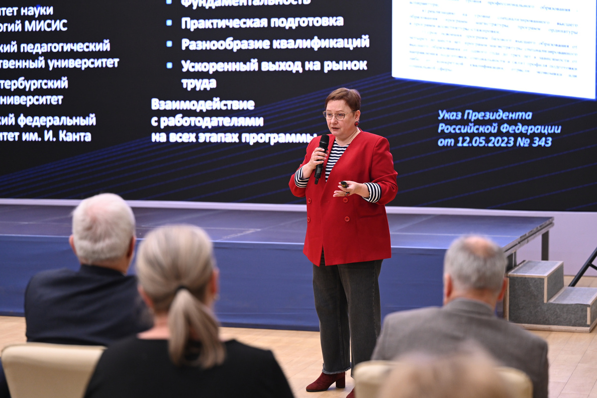 Доклад Елены Сухановой о ходе проекта на встрече ректората и коллектива