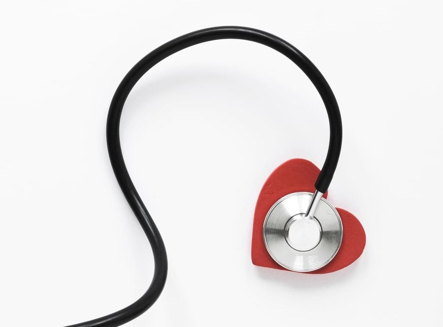 
Если врач назначил холтеровское мониторирование (ХМЭКГ), не стоит паниковать. Это не страшная процедура, а современный метод обследования, который поможет обнаружить особенности в работе сердца. Разбираемся подробно, что такое холтер, как проходит обследование и что показывают результаты.