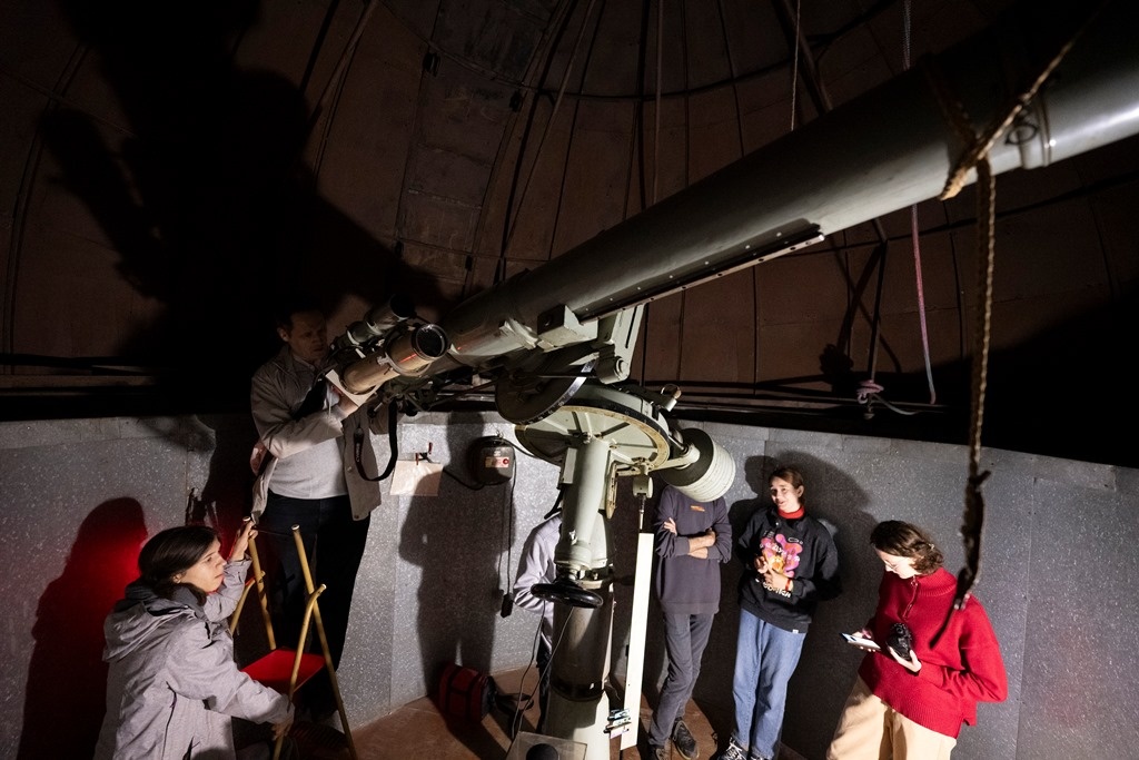 Студенты ФФ ТГУ в астрономической обсерватории университета