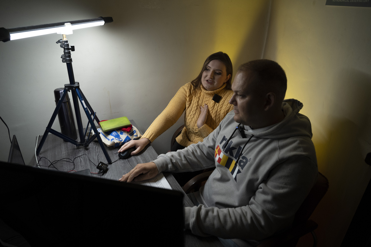 Ведущие трансляции Екатерина Суховеркова и Дмитрий Капарулин