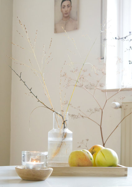 Мы прощаемся с ноябрем с натюрмортом из тонких веток и нежно-желтых фруктов из сада 