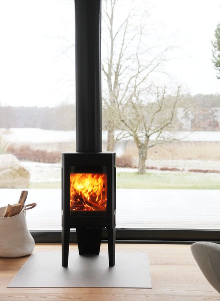 Пока потрескивает огонь в камине, радуемся первому снегу на улице.