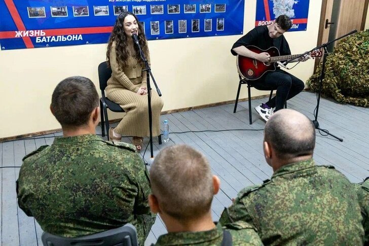    Певица поддержала военных в Луганске