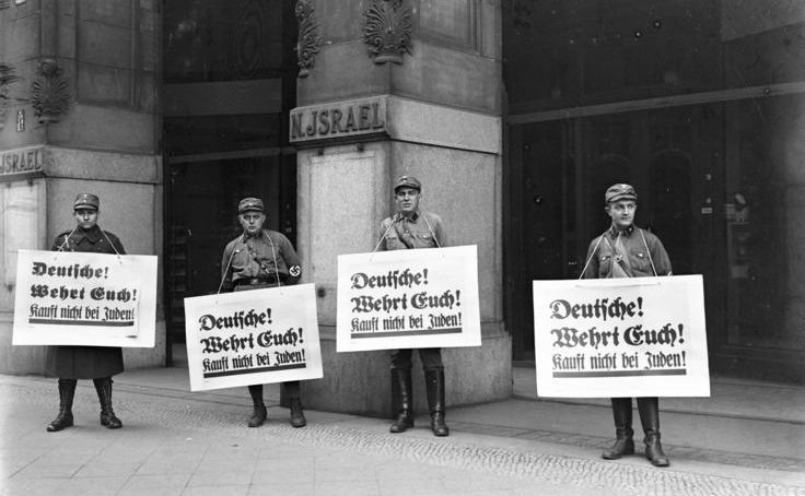 СА  у еврейского универмага в Берлине. Надписи гласили: «Немцы защищаются! Не покупайте у евреев». 1 апреля 1933 г. https://wwii.space/
