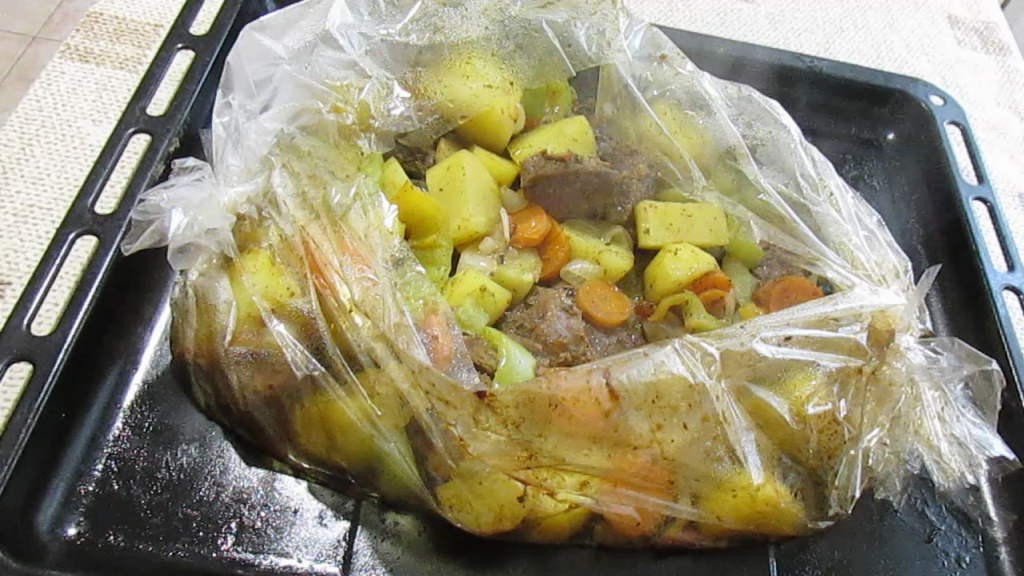 Говядина с овощами в рукаве.