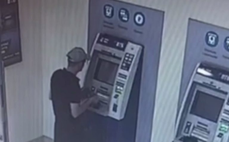    В Оренбурге мужчина украл 15 тысяч рублей из банкомата Оренбуржье