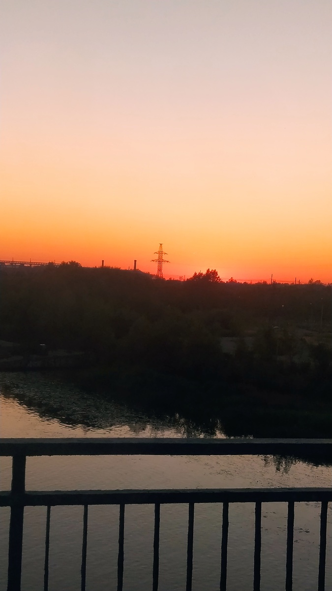 Ехали вчера с тренировки с Ириной и увидели такую красоту (закат превосходен) 